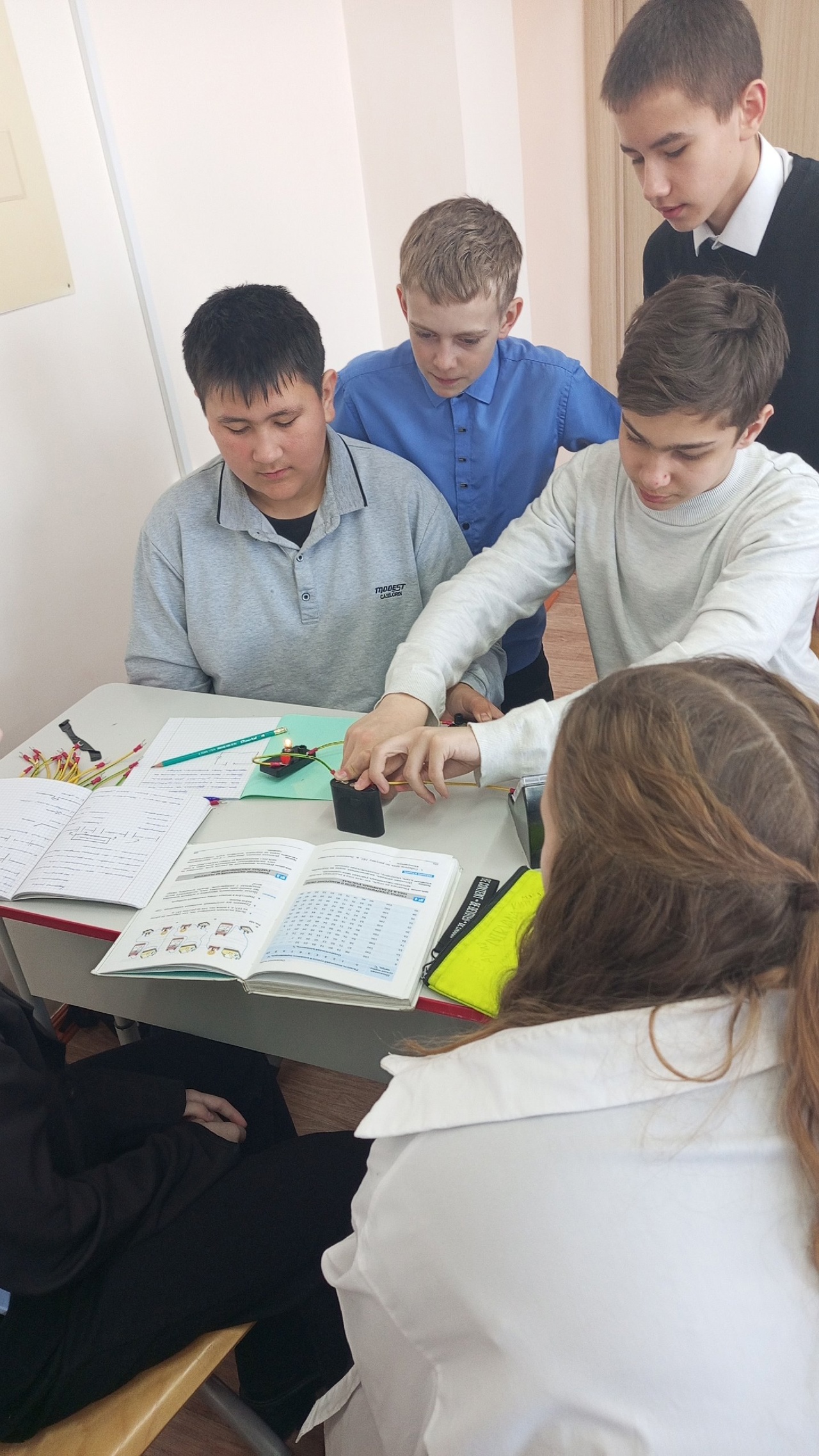 Практическая работа по физике 8 класс «Сборка электрической цепи и измерение силы тока в ее различных участках»..